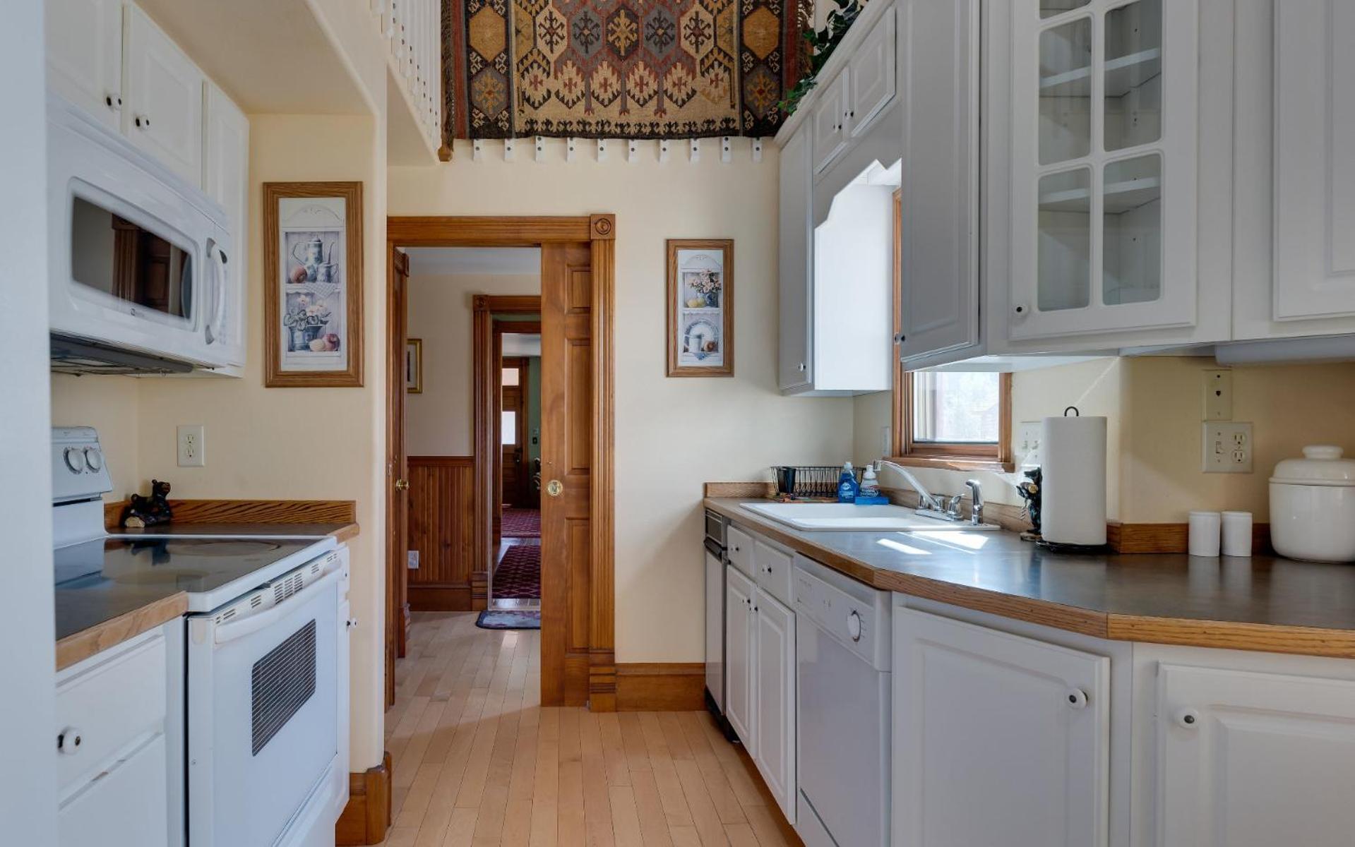 First Deadwood Cottages Номер фото
